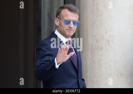 Paris, France. 01st July, 2026. French President Emmanuel Macron wears sunglasses as he waits to welcome Portugal's President upon his arrival at the Elysee Presidential Palace in Paris on July 1, 2026 ahead of their bilateral meeting. Photo by Raphael Lafargue/ABACAPRESS.COM Credit: Abaca Press/Alamy Live News Stockfoto