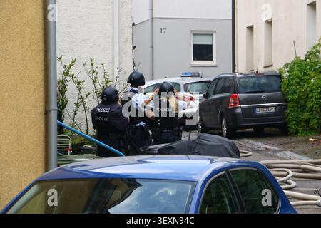 01. Juli 2026, Baden-Württemberg, Ingersheim: Polizeibeamte sind am Ort eines Brandes in einem Wohngebäude. Die Polizei bezeichnete es als einen Großeinsatz, an dem sowohl die Feuerwehr als auch die Polizei beteiligt waren, da umliegende Gebäude aus Sicherheitsgründen evakuiert werden müssen. Foto: Karsten Schmalz/KS-images/dpa Stockfoto