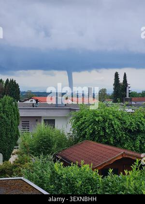 Baden-Württemberg, Deutschland. 01. Juli 2026, Baden-Württemberg, Wasserburg (Bodensee): Über dem Bodensee hat sich ein Wasserauslauf gebildet (beste verfügbare Qualität). Foto: Niklas Büchele/dpa Credit: dpa Picture Alliance/Alamy Live News Stockfoto