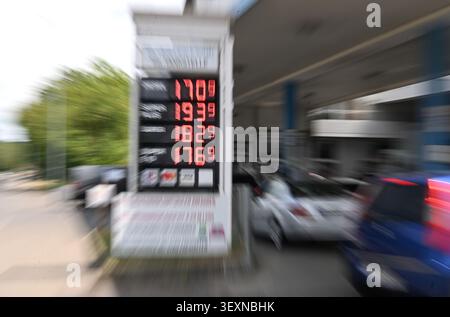 01. Juli 2026, Baden-Württemberg, Esslingen: Niedrige Preise für Benzin und Diesel werden auf dem elektronischen Schild einer Tankstelle angezeigt (Unschärfeeffekt durch Zoomen bei Langzeitbelichtung). Foto: Bernd Weißbrod/dpa Stockfoto