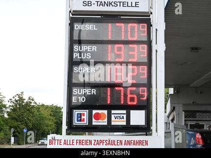 01. Juli 2026, Baden-Württemberg, Esslingen: Günstige Preise für Benzin und Diesel sind auf der Preistafel einer Tankstelle ausgewiesen. Foto: Bernd Weißbrod/dpa Stockfoto
