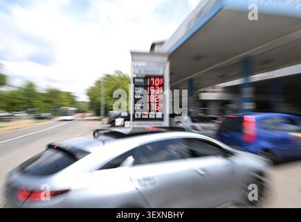 01. Juli 2026, Baden-Württemberg, Esslingen: Niedrige Preise für Benzin und Diesel werden auf dem elektronischen Schild einer Tankstelle angezeigt (Unschärfeeffekt durch Zoomen bei Langzeitbelichtung). Foto: Bernd Weißbrod/dpa Stockfoto