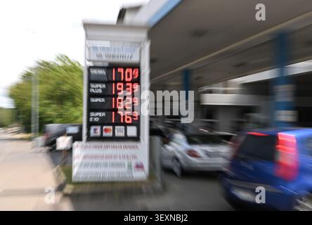 01. Juli 2026, Baden-Württemberg, Esslingen: Niedrige Preise für Benzin und Diesel werden auf dem elektronischen Schild einer Tankstelle angezeigt (Unschärfeeffekt durch Zoomen bei Langzeitbelichtung). Foto: Bernd Weißbrod/dpa Stockfoto