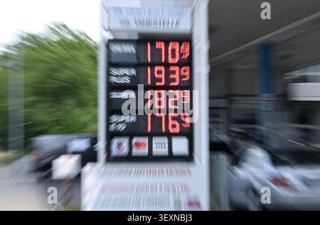 01. Juli 2026, Baden-Württemberg, Esslingen: Niedrige Preise für Benzin und Diesel werden auf dem elektronischen Schild einer Tankstelle angezeigt (Unschärfeeffekt durch Zoomen bei Langzeitbelichtung). Foto: Bernd Weißbrod/dpa Stockfoto