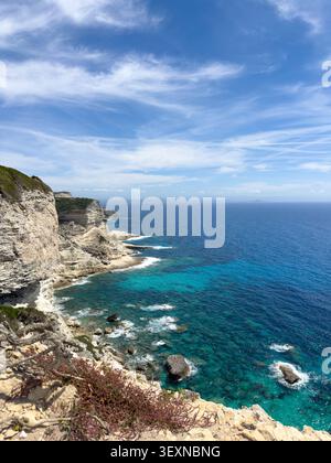 Blick auf spektakuläre weiße Kalksteinklippen und das türkisfarbene Mittelmeer in der Nähe von Bonifacio in Südkorsika an einem sonnigen Sommertag. Stockfoto