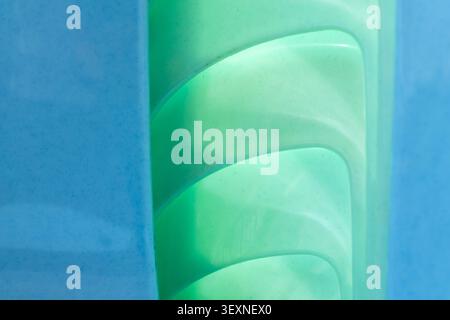 Ein abstraktes blau-grünes Muster, glatte geschwungene Linien, moderner minimaler Hintergrund, sanfter Verlauf, ruhige Stimmung, geeignet für Design oder Tapeten Stockfoto