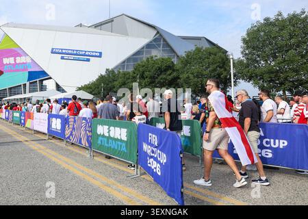 Atlanta, USA. Juli 2026. Die Fans betreten die Tore vor dem Spiel der FIFA Fussball-Weltmeisterschaft 2026 32 zwischen England und DR Kongo am 1. Juli 2026 im Atlanta Stadium in Atlanta, Georgia. (Foto: Kindell Buchanan/SIPA USA) Credit: SIPA USA/Alamy Live News Stockfoto