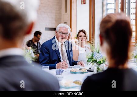 01. Juli 2026, Baden-Württemberg, Lörrach: Bundespräsident Frank-Walter Steinmeier sitzt im Alten Rathaus von Lörrach während der Diskussionsreihe ·Kaffeetafel Kontrovers· mit Bewohnern des Grenzdreiecks. In diesem Gebäude rief Gustav Struve 1848 die Deutsche Republik aus. Drei Tage lang wird Steinmeier seine offiziellen Aufgaben von dieser Stadt im ·Dreiländereck· in unmittelbarer Nähe der Schweiz und Frankreichs aus wahrnehmen. Im Rahmen seiner Besuchsserie ·Ortszeit Deutschland· verlässt der Bundespräsident seinen Amtssitz in Berlin, um Regionen außerhalb des Landes zu besuchen Stockfoto