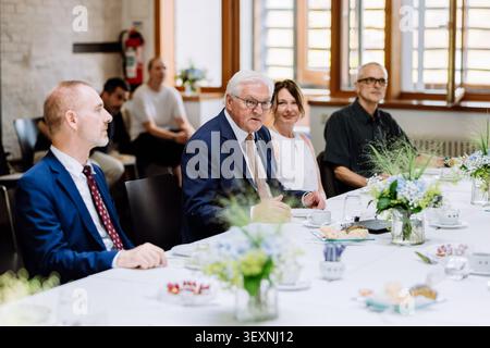 01. Juli 2026, Baden-Württemberg, Lörrach: Bundespräsident Frank-Walter Steinmeier sitzt im Alten Rathaus von Lörrach während der Diskussionsreihe ·Kaffeetafel Kontrovers· mit Bewohnern des Grenzdreiecks. In diesem Gebäude rief Gustav Struve 1848 die Deutsche Republik aus. Drei Tage lang wird Steinmeier seine offiziellen Aufgaben von dieser Stadt im Dreiländereck aus wahrnehmen, ganz in der Nähe der Schweiz und Frankreichs. Im Rahmen seiner Besuchsserie ·Ortszeit Deutschland· verlässt der Bundespräsident seinen Amtssitz in Berlin, um Regionen außerhalb des Landes zu besuchen Stockfoto