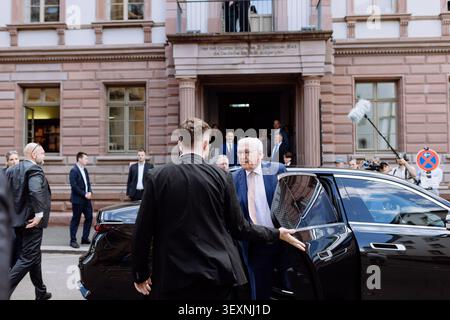 01. Juli 2026, Baden-Württemberg, Lörrach: Bundespräsident Frank-Walter Steinmeier trifft im Vorfeld der Diskussionsreihe ·Kaffeetafel Kontrovers· im Alten Rathaus in Lörrach ein. In diesem Gebäude rief Gustav Struve 1848 die Deutsche Republik aus. Drei Tage lang wird Steinmeier seine offiziellen Aufgaben von dieser Stadt aus in der ·Dreiländerecke·, ganz in der Nähe der Schweiz und Frankreichs, wahrnehmen. Im Rahmen seiner ·Ortszeit Deutschland·-Tour soll der Bundespräsident seinen Amtssitz in Berlin verlassen, um Regionen außerhalb der Großstädte zu besuchen und sich mit ihm ins Gespräch zu bringen Stockfoto