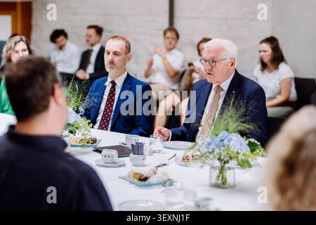 01. Juli 2026, Baden-Württemberg, Lörrach: Bundespräsident Frank-Walter Steinmeier sitzt im Alten Rathaus von Lörrach während der Diskussionsreihe ·Kaffeetafel Kontrovers· mit Bewohnern des Grenzdreiecks. In diesem Gebäude rief Gustav Struve 1848 die Deutsche Republik aus. Drei Tage lang wird Steinmeier seine offiziellen Aufgaben von dieser Stadt im ·Dreiländereck· in unmittelbarer Nähe der Schweiz und Frankreichs aus wahrnehmen. Im Rahmen seiner Besuchsserie ·Ortszeit Deutschland· verlässt der Bundespräsident seinen Amtssitz in Berlin, um Regionen außerhalb des Landes zu besuchen Stockfoto