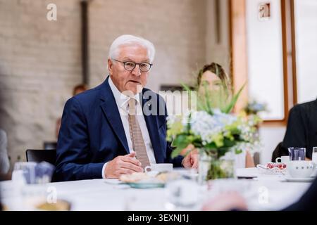 01. Juli 2026, Baden-Württemberg, Lörrach: Bundespräsident Frank-Walter Steinmeier sitzt im Alten Rathaus von Lörrach während der Diskussionsreihe ·Kaffeetafel Kontrovers· mit Bewohnern des Grenzdreiecks. In diesem Gebäude rief Gustav Struve 1848 die Deutsche Republik aus. Drei Tage lang wird Steinmeier seine offiziellen Aufgaben von dieser Stadt im ·Dreiländereck· in unmittelbarer Nähe der Schweiz und Frankreichs aus wahrnehmen. Im Rahmen seiner Besuchsserie ·Ortszeit Deutschland· verlässt der Bundespräsident seinen Amtssitz in Berlin, um Regionen außerhalb des Landes zu besuchen Stockfoto