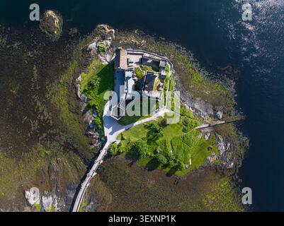 Direkt nach unten auf Eilean Donan Castle auf seiner Gezeiteninsel beim Treffen von Loch Duich, Loch Long und Loch Alsh in den schottischen Highlands. Stockfoto