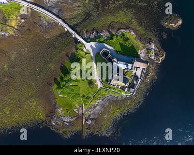 Direkt nach unten auf Eilean Donan Castle auf seiner Gezeiteninsel beim Treffen von Loch Duich, Loch Long und Loch Alsh in den schottischen Highlands. Stockfoto