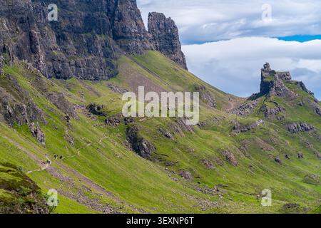 Das Quiraing auf der Trotternish Ridge, Isle of Skye, Schottland, an einem sonnigen Sommertag mit dramatischen Felsformationen und sanfter grüner Landschaft. Stockfoto