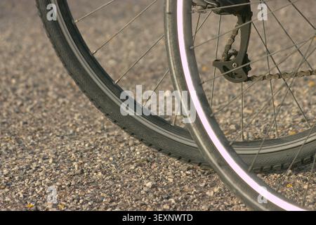 Mountainbikes zum Sport und zum Genießen der Natur, während Sie die Berge hinauf und hinunter fahren. Stockfoto