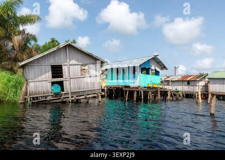 Stiltenhäuser des Dorfes Nzulezu auf dem Wasser, Ghana Stockfoto