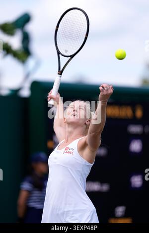 Katerina Siniakova aus der Tschechischen Republik während ihres Dameneinzel-Spiels gegen Nikola Bartunkova aus der Tschechischen Republik am dritten Tag der Wimbledon Championships 2026 im All England Lawn Tennis and Croquet Club in London. Bilddatum: Mittwoch, 1. Juli 2026. Stockfoto