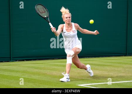 Katerina Siniakova aus der Tschechischen Republik während ihres Dameneinzel-Spiels gegen Nikola Bartunkova aus der Tschechischen Republik am dritten Tag der Wimbledon Championships 2026 im All England Lawn Tennis and Croquet Club in London. Bilddatum: Mittwoch, 1. Juli 2026. Stockfoto