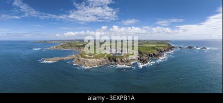 Aus der Vogelperspektive, Panorama des markanten rot-weißen Leuchtturms Phare de Saint-Mathieu an der bretonischen Küste neben den historischen Kirchenruinen der Stockfoto