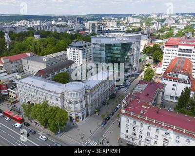 Moderne und alte Gebäude in einer belebten städtischen Umgebung mit Verkehr, Blick aus der Luft mit Sky Tower Business Center, Hauptpost, moderne Wohngegend Stockfoto
