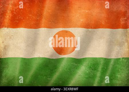 Alte, winkende Flagge Nigerias, abgenutzt, fleckig und zerknittert. Strukturierter canva-Hintergrund Stockfoto
