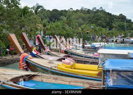 Phi Phi Islands, Thailand – 18. Mai 2026: Traditionelle thailändische Langboot-Boote, die entlang der Tonsai Bay auf Phi Phi Don Island vor Anker gehen Stockfoto