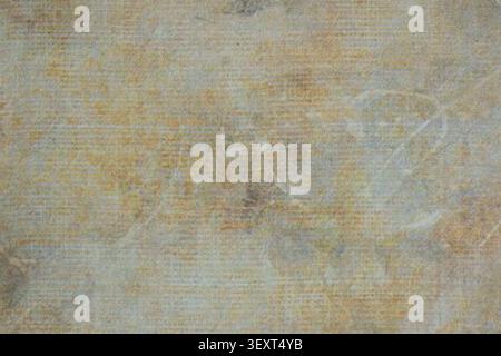 Nahaufnahme aus beigefarbenem, strukturiertem Papier mit dezentem Leinenmuster und verwitterten Bereichen. Neutraler abstrakter Hintergrund mit feiner Textur Stockfoto