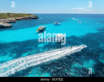 Drohnenblick auf Yachten und Boote in der türkisfarbenen Meeresbucht Stockfoto