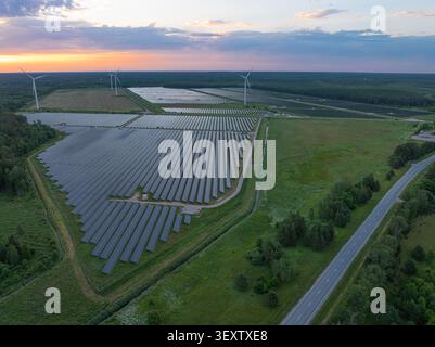 Luftaufnahme eines Solarparks und Windturbinen in der Nähe von Papst, Gemeinde Ventspils, Lettland Stockfoto