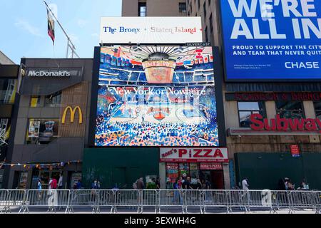 Detaillierte Ansicht einer Anzeige in New York oder nirgendwo außerhalb des Madison Square Garden vor Spiel 4 der NBA Finals am Mittwoch, den 10. Juni 2026, in New York. Stockfoto