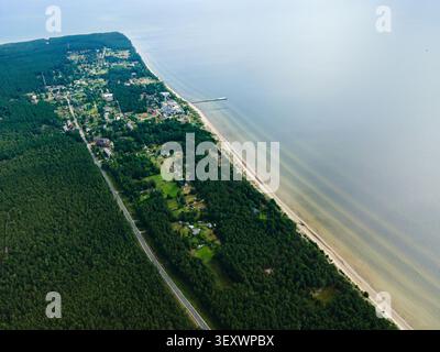 Blick aus der Vogelperspektive auf das kap Kolkas Rags, wo die Ostsee auf den Golf von Riga trifft, mit dichten Kiefernwäldern und einer sandigen Küste in Kolkas pagasts, Tal Stockfoto