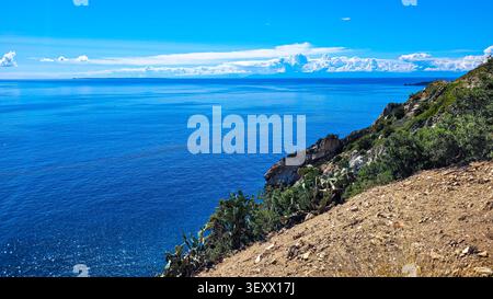 Malerischer Blick auf das Mittelmeer von den Klippen der Insel Elba mit der Insel Pianosa am Horizont Stockfoto