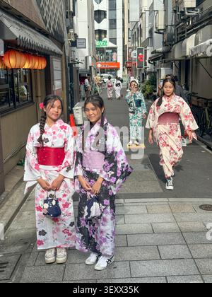 JAPANER RUND UM DEN SENSO-JI TEMPEL Stockfoto
