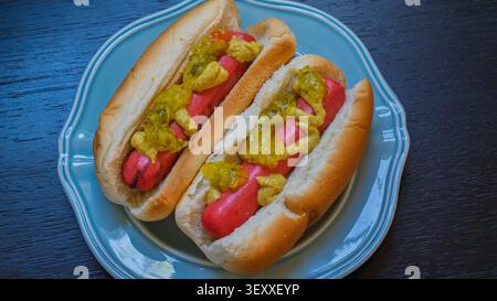 Zwei klassische Hot Dogs mit Senf und Relish Stockfoto