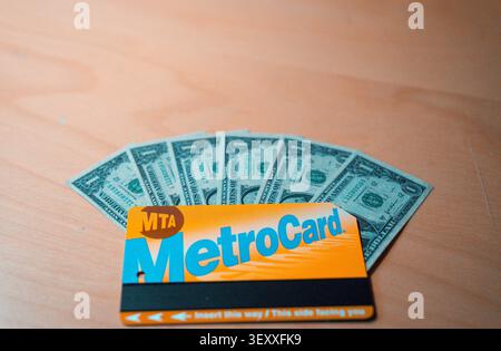 Barcelona, Spanien. Juni 2026, MTA MetroCard mit US-Dollar für steigenden Wert Stockfoto