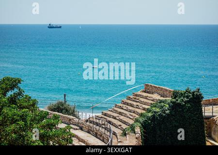 Römische Amphitheater-Ruinen mit Blick auf das Mittelmeer in Tarragona, Spanien Stockfoto