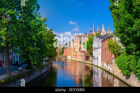 Panorama Brügge Stadtbild, Brügge Altstadt Panoramablick mit Groenerei Green Canal Wasser Reie Fluss mit Damm im historischen Zentrum Brügge, Stockfoto
