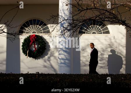 Präsident Barack Obama pfeift, während er nach einem Feiertagsempfang am 14. Dezember 2010 an der Kolonnade des Weißen Hauses entlang spaziert. (Offizielles Foto des Weißen Hauses von Pete Souza) dieses offizielle Foto des Weißen Hauses wird nur für die Veröffentlichung durch Nachrichtenorganisationen und/oder für den persönlichen Gebrauch durch den/die Gegenstand(e) des Fotos zur Verfügung gestellt. Das Foto darf in keiner Weise manipuliert und nicht in kommerziellen oder politischen Materialien, Werbung, E-Mails, Produkten oder Werbeaktionen verwendet werden, die auf irgendeine Weise eine Genehmigung oder Billigung des Präsidenten, der First Family oder des White Hou vermuten lassen Stockfoto