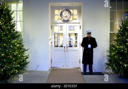 Ein Marine Sentry steht vor dem Eingang des Westflügels des Weißen Hauses, 14. Dezember 2010. (Offizielles Foto des Weißen Hauses von Samantha Appleton) dieses offizielle Foto des Weißen Hauses wird nur für die Veröffentlichung durch Nachrichtenorganisationen und/oder für den persönlichen Gebrauch durch den/die Motiv(e) des Fotos zur Verfügung gestellt. Das Foto darf in keiner Weise manipuliert und nicht in kommerziellen oder politischen Materialien, Werbung, E-Mails, Produkten oder Werbeaktionen verwendet werden, die auf irgendeine Weise eine Genehmigung oder Billigung des Präsidenten, der ersten Familie oder des Weißen Hauses vermuten lassen. Stockfoto