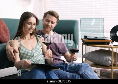 Datum. Ein Paar hört zu Hause Schallplatten Stockfoto