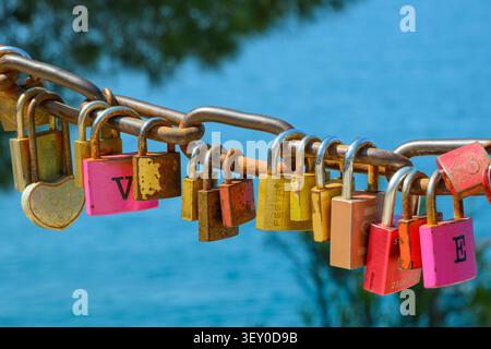 Liebesschlösser an einer Kette in Rovinj, Istrien, Kroatien Stockfoto
