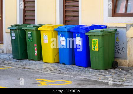 Recyclingbehälter für Haushalte in verschiedenen Farben für verschiedene Abfallstoffe, Rovinj, Kroatien Stockfoto