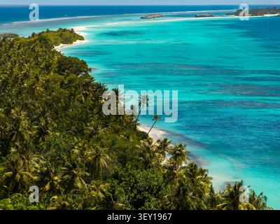 Luftpanoramablick auf Dhigurah Island, Küste der Malediven Stockfoto