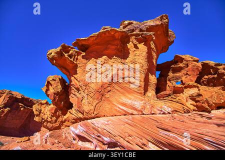 Rote Sandsteinformationen und erodierte Felsen in hellem Sonnenlicht Wüstenlandschaft Stockfoto