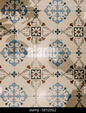 Dekoratives Vintage-Fliesenmuster mit weichen Schatten. Stockfoto