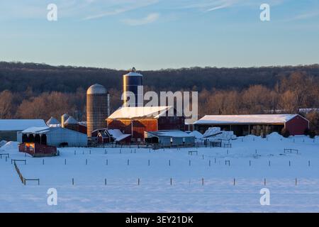 Bauernsilos, Scheunen und Zäune und Felder, die an einem Winternachmittag in Wallkill, N.Y. Stockfoto