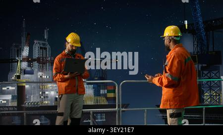 Überprüfung von Ressourcen, globaler Ölkrise und afroamerikanischer Mann auf Offshore-Plattform mit Kollegen. Organisation der Fossiliengewinnung, Seeblockade und Teamwork-Techniker, Kamera A Stockfoto