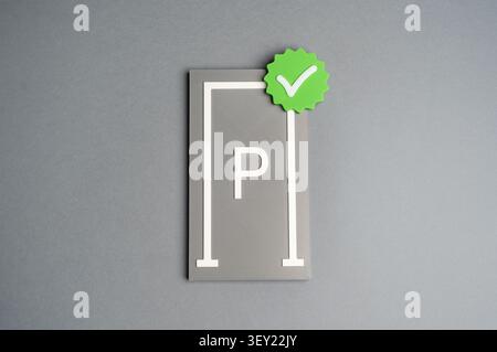 Ein privater Parkplatz. Ein reservierter Parkplatz. Ein Parkplatz in einer Tiefgarage. Stockfoto