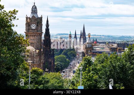 Stadtbild mit historischem Uhrenturm und Türmen vom Hügel aus gesehen Stockfoto